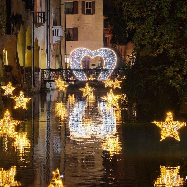 illuminazione natalizia sull'acqua a Treviso